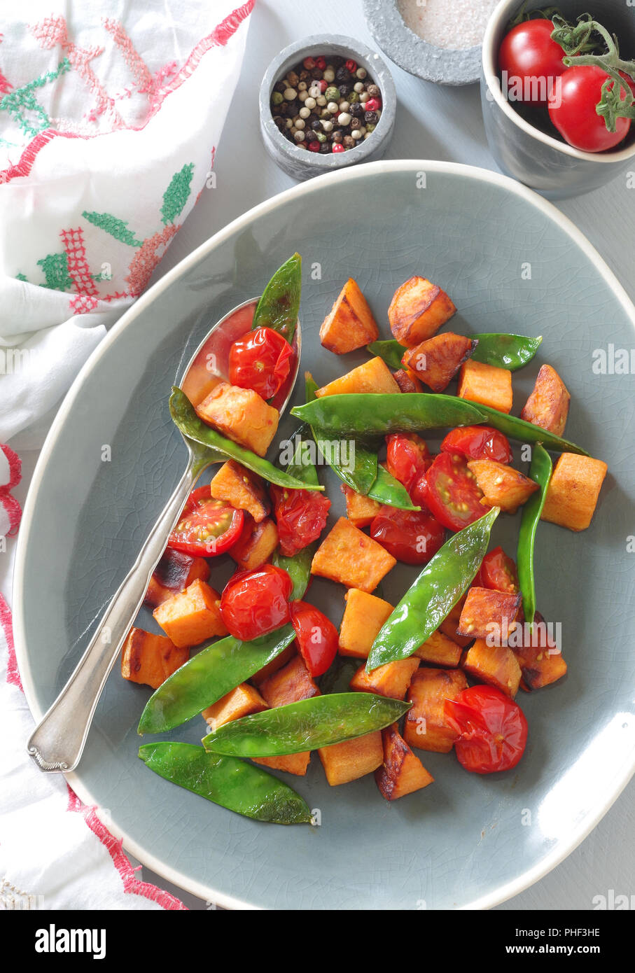 roasted kumara with sugar snaps and tomatos Stock Photo