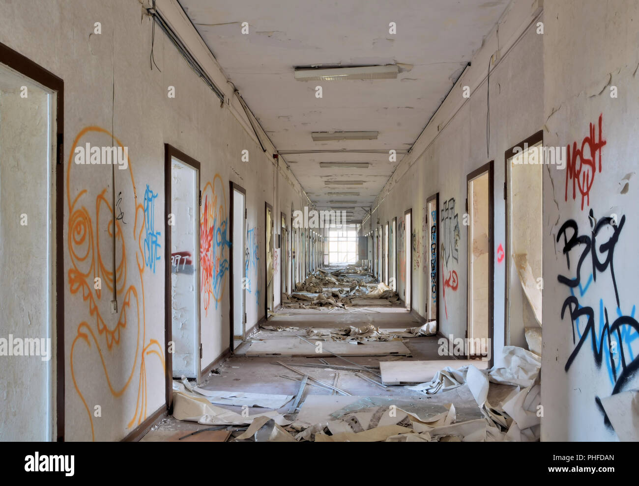 Abandoned office building hi-res stock photography and images - Alamy