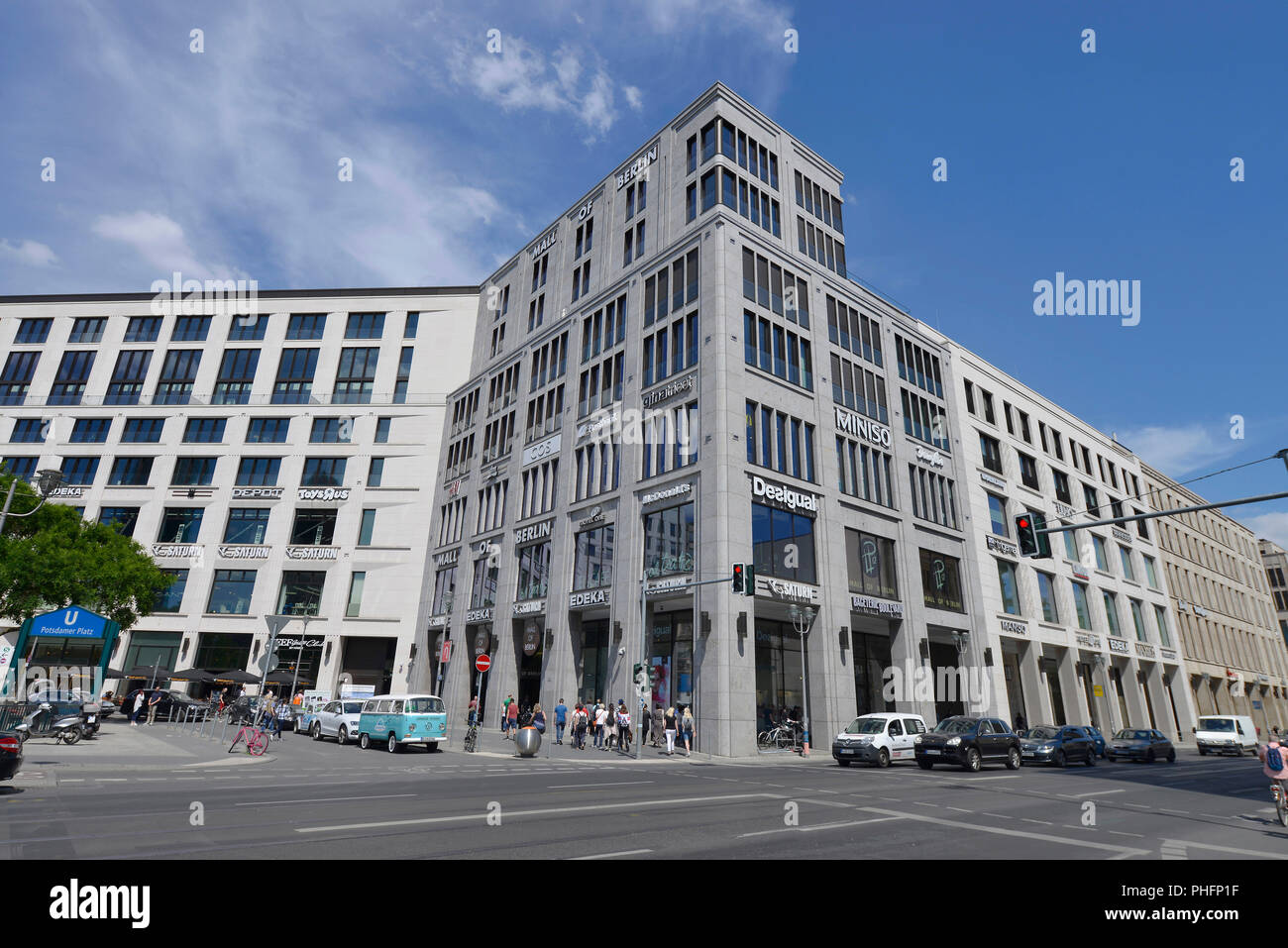 Outside view of shopping mall hi-res stock photography and images - Page 15  - Alamy