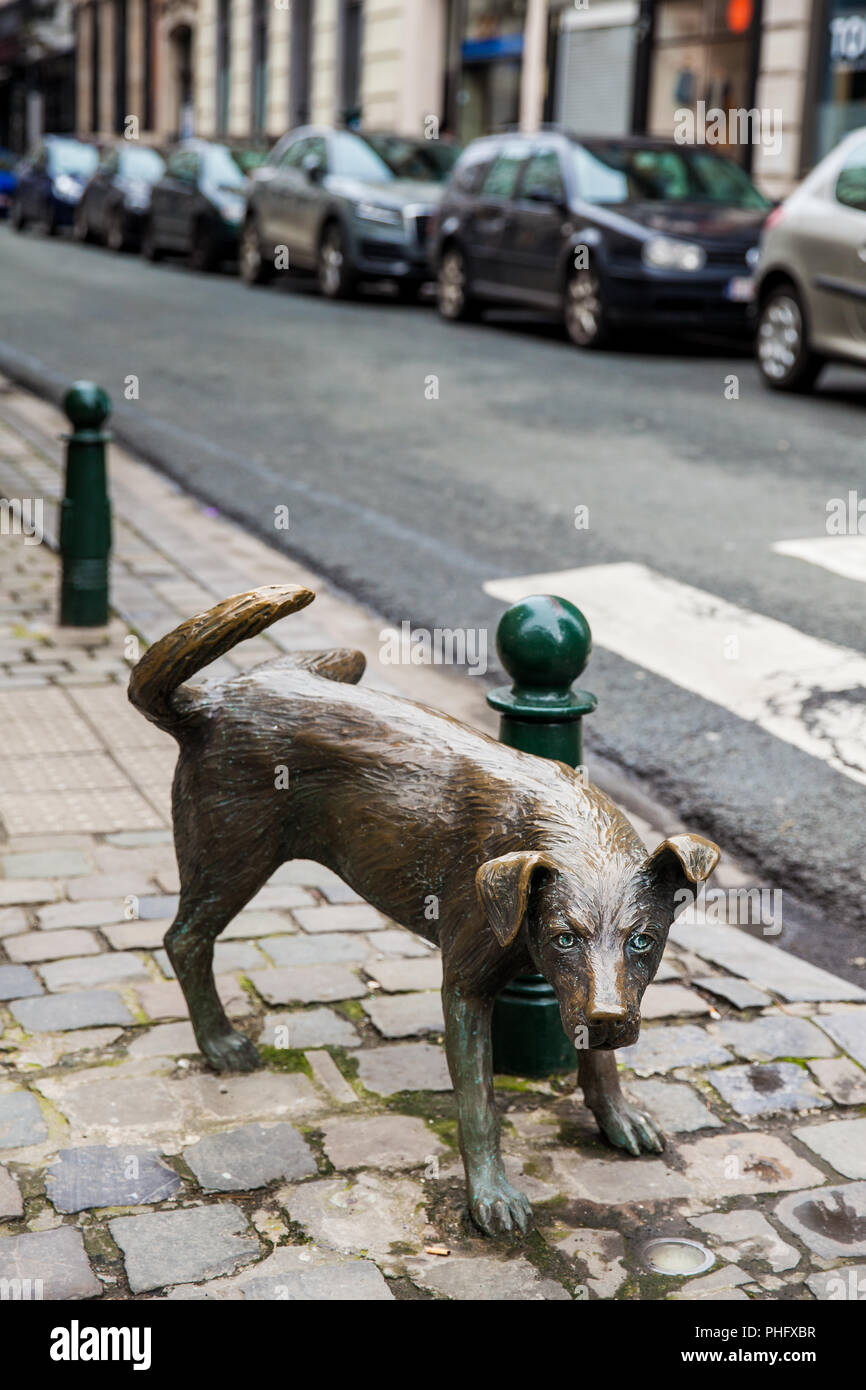 Dog peeing statue called Zinneke Pis Stock Photo Alamy