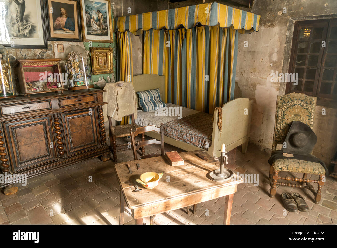 Historisches Schlafzimmer, Maison du Saint Cure d'Ars in Ars-sur-Formans,  Auvergne-Rhone-Alpes, Frankreich | historic sleeping room, Maison du Saint  Stock Photo - Alamy