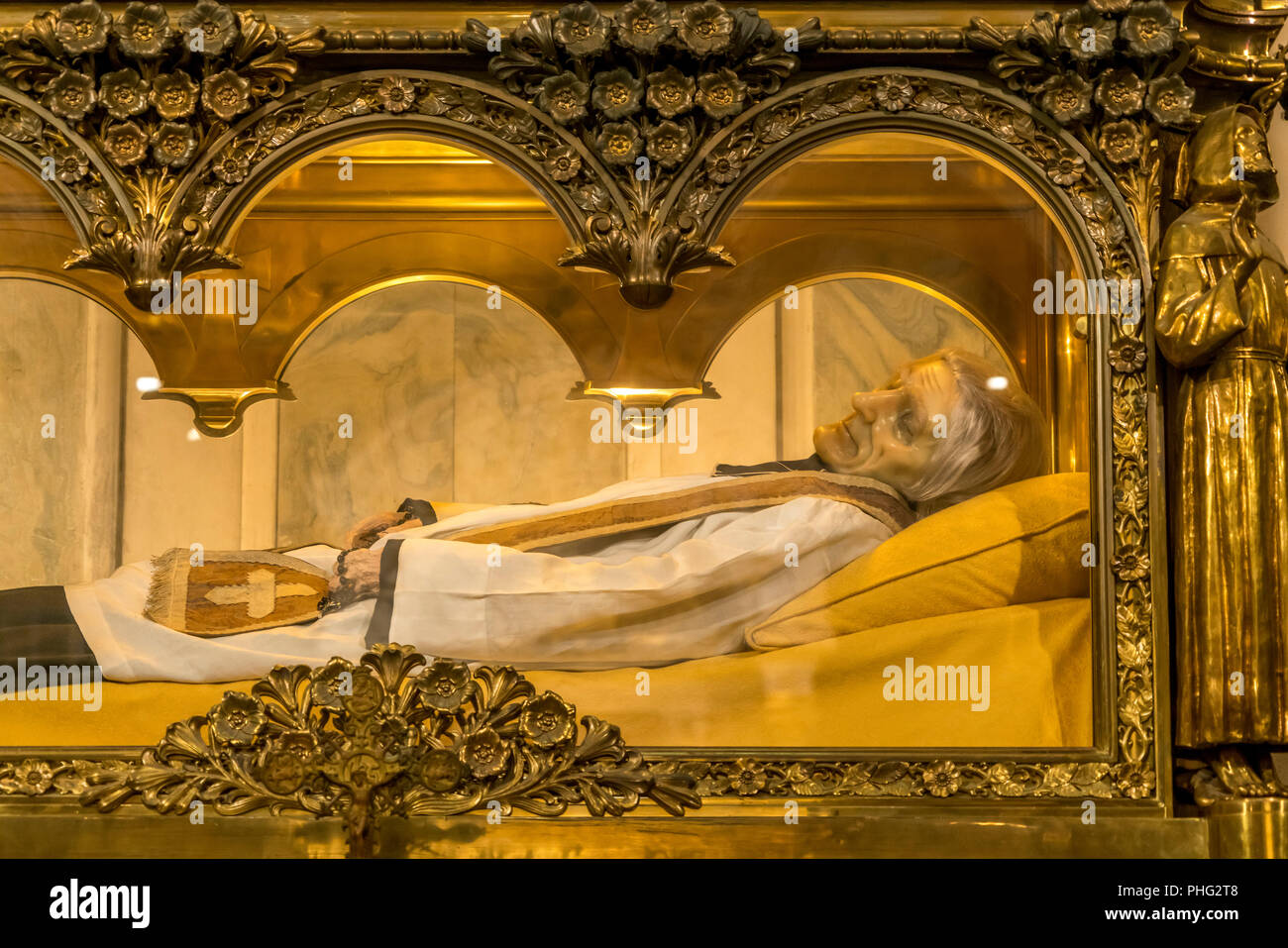 Schrein des heiligen Jean-Marie Vianney, Basilika Saint-Sixte d'Ars,  Ars-sur-Formans, Auvergne-Rhone-Alpes, Frankreich | shrine of saint Jean-Marie  V Stock Photo - Alamy