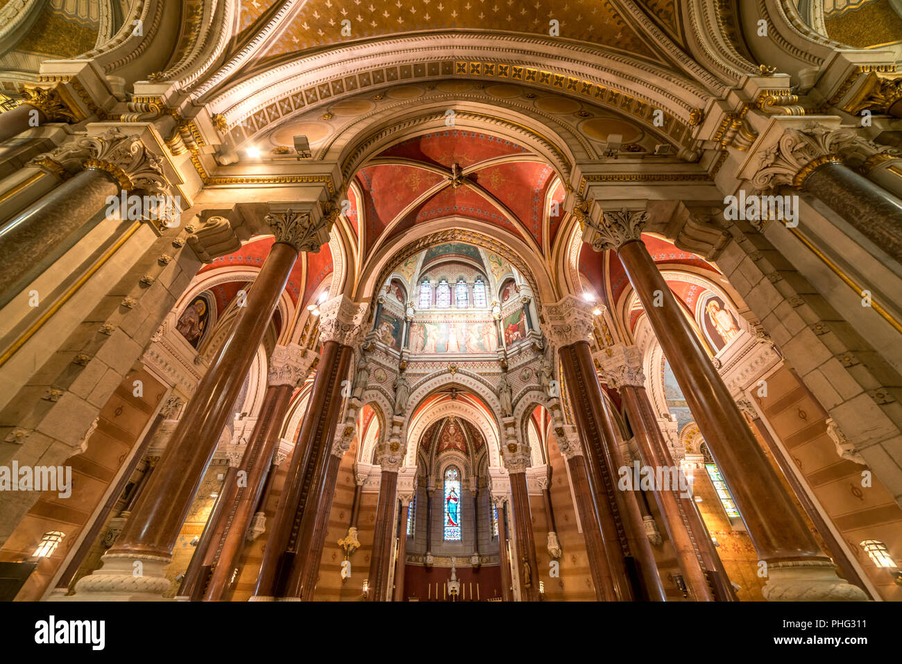 Innenraum der Basilika Saint-Sixte d'Ars, Wallfahrtskirche in Ars-sur-Formans, Auvergne-Rhone-Alpes, Frankreich  |  Interior of the Basilica Saint-Six Stock Photo