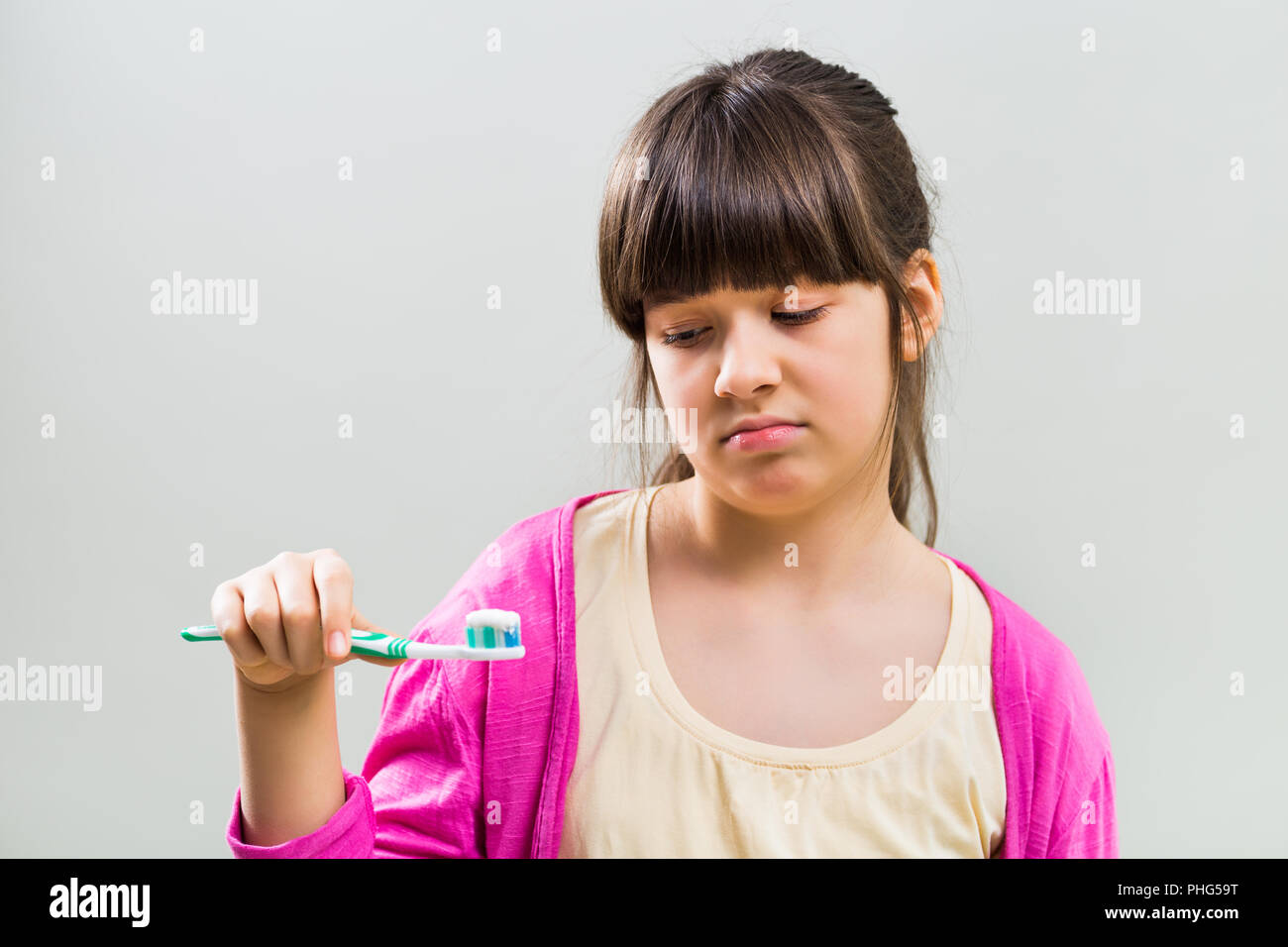 Little girl doesn't want to brush her teeth Stock Photo Alamy