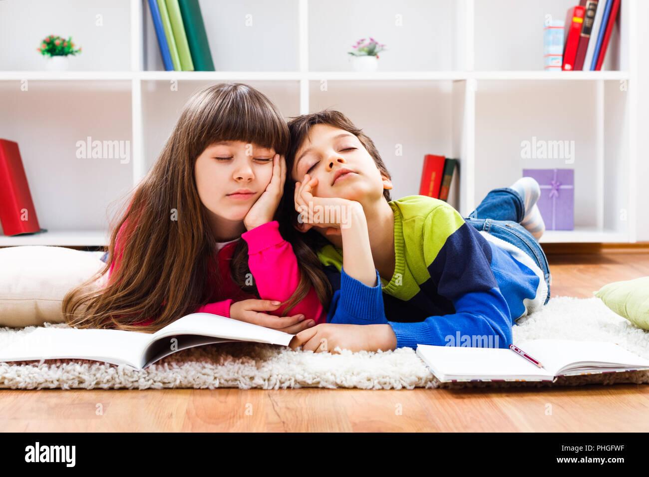 Ленивый ребенок. Подросток ленится. Подросток ленится. Подросток ленится. Ребенок валяется на диване.