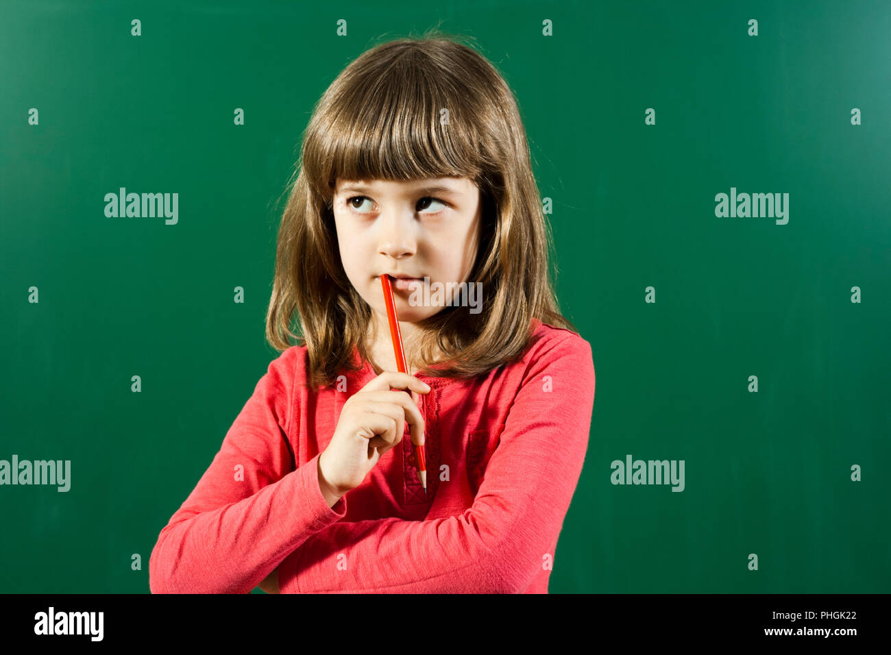 Маленькая девочка думает боится. Девочка думает на белом фоне. Задумчивый ребенок. Лучше всех девочка думает. Лучше всех девочка думает.