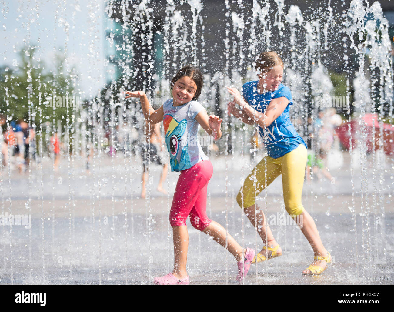 Children play in a water fountain in Granary Square, London Stock Photo Alamy