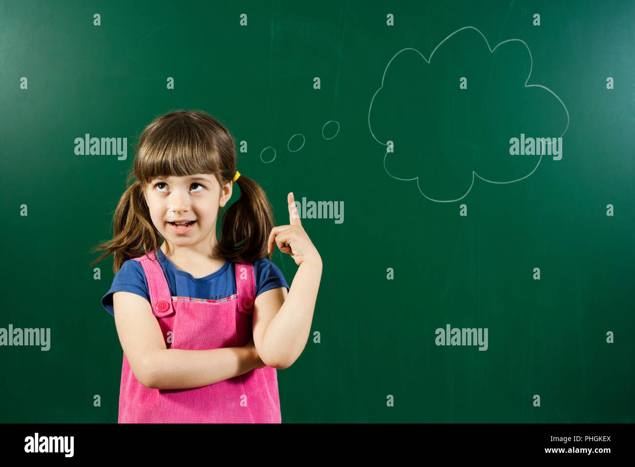 Подросток думает. Ребенок у доски. Ребенок думает. Задумчивый ребенок. Девушка думает что ребенок.