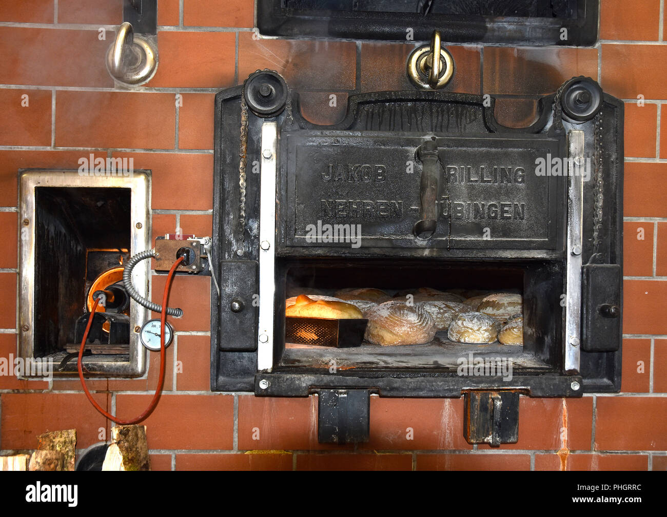 https://c8.alamy.com/comp/PHGRRC/woodstove-baking-oven-oven-bakehouse-bread-farmers-bread-PHGRRC.jpg