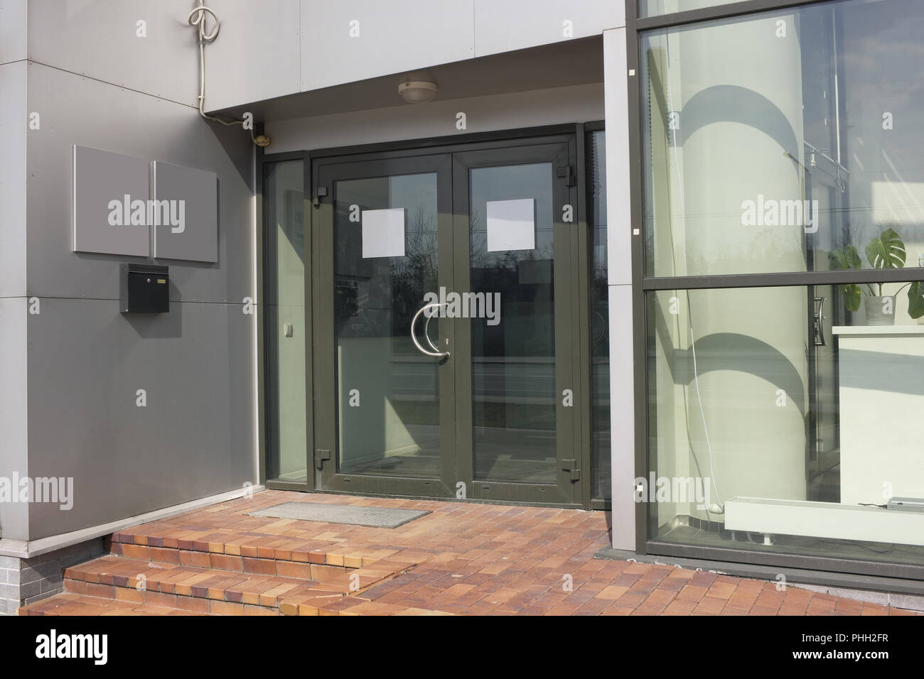 Office glass doors entrance hi-res stock photography and images - Alamy