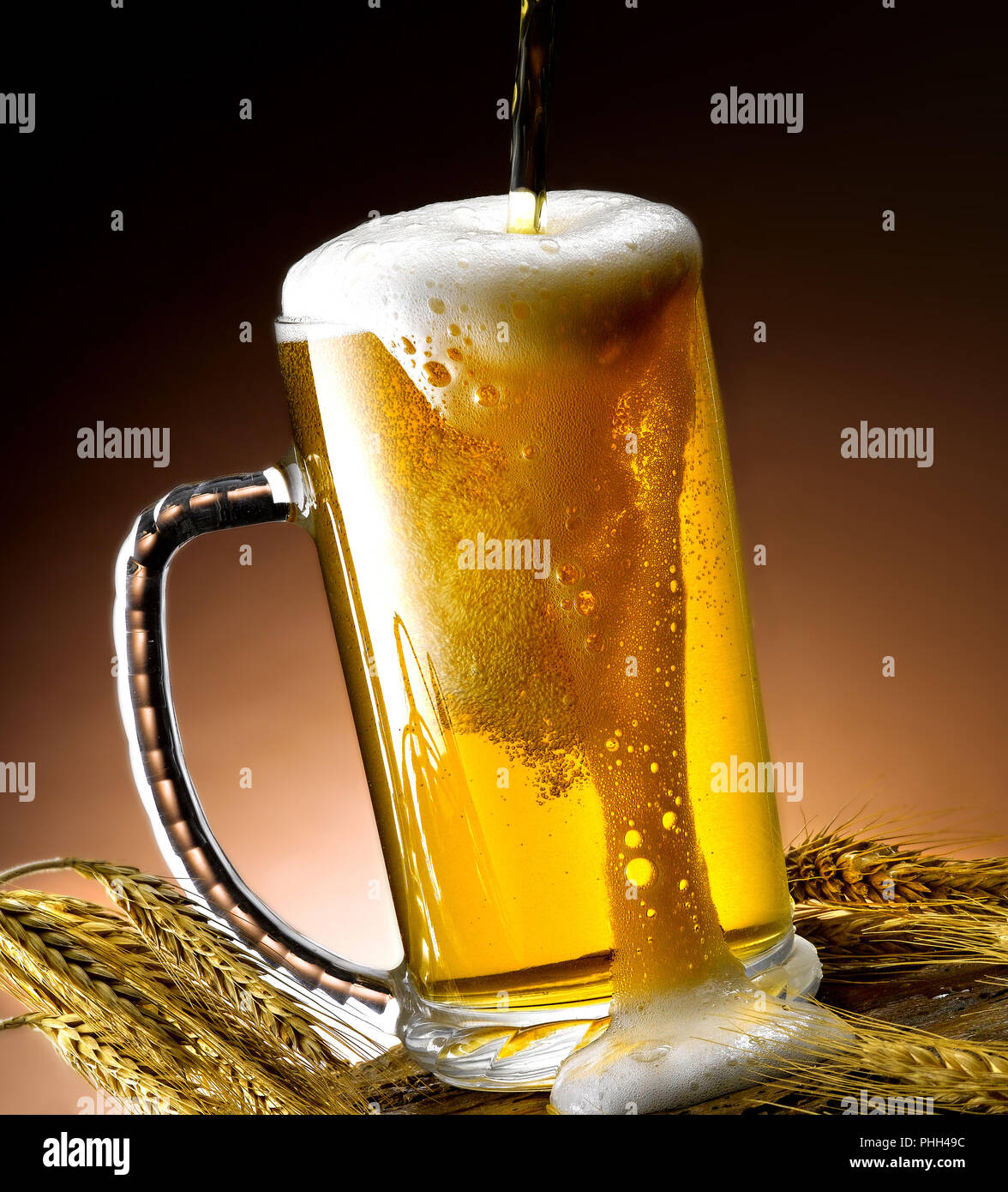 mug of frothy beer Stock Photo - Alamy