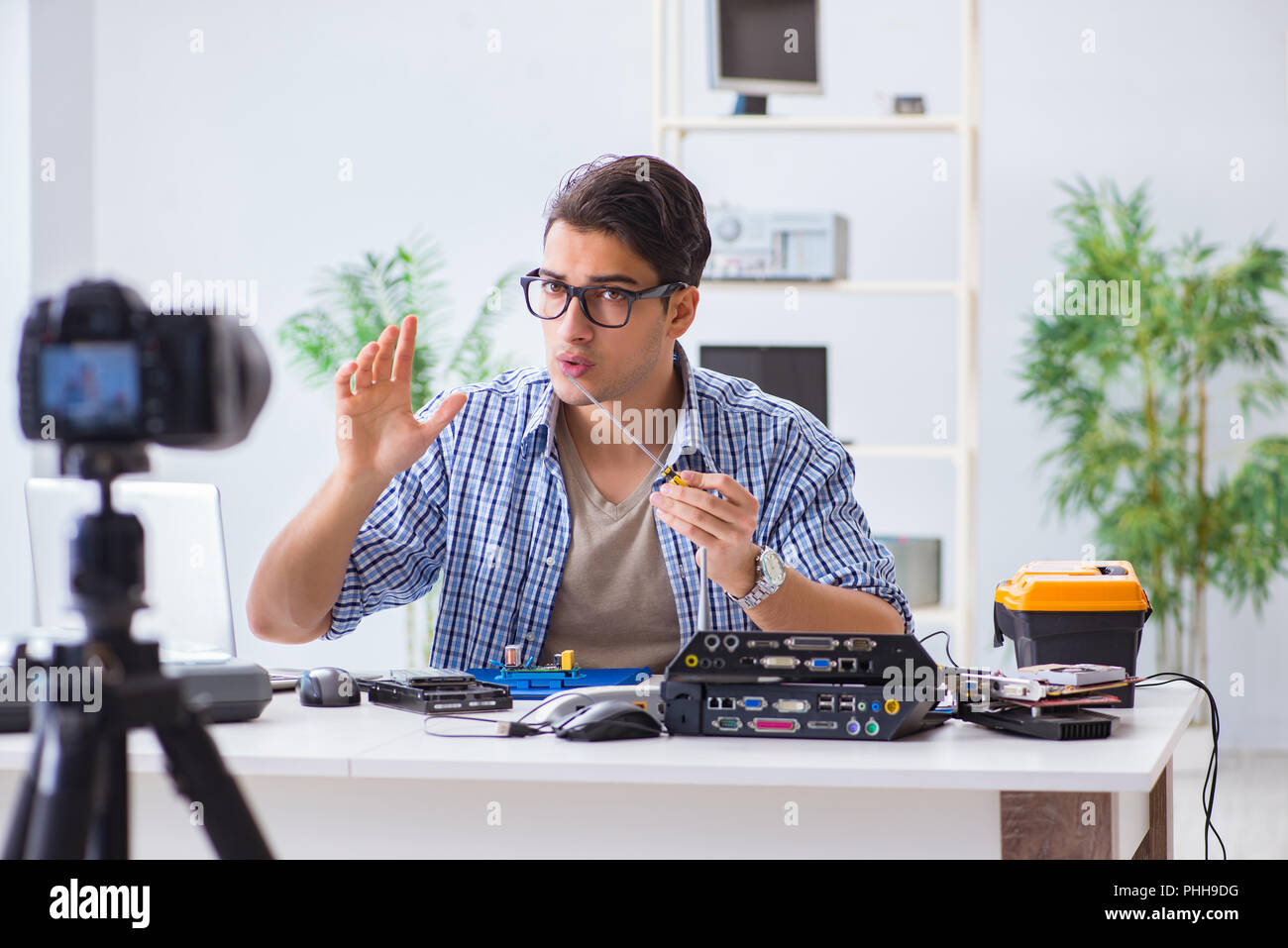 Человек перед камерой. Профессия блоггер. Информация о блоггерах. Блоггер хобби или профессия. Профессиональный блоггер.