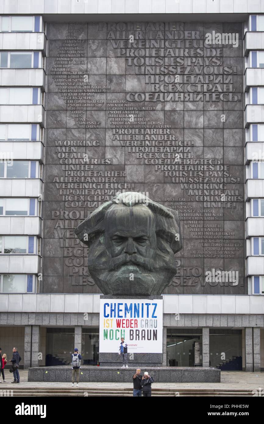 Chemnitz, Saxony, Germany. 1st Sep, 2018. Karl-Marx-Monoument in Chemnitz with a banner ''Chemnitz is neither gray nor brown' Credit: Jannis Grosse/ZUMA Wire/Alamy Live News Stock Photo