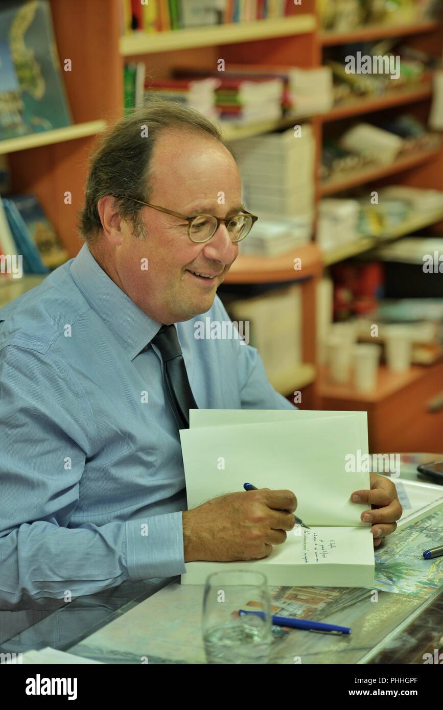 Normandy, France. 1st Sept, 2018. François Hollande dedication book   The former President of the French Republic François Hollande is on tour in France for the dedication of his book 'The lessons of power'. it was August 31st and September 1st in Normandy at Cherbourg and Granville where many readers came to meet him Credit: Gilles Delacourd/Alamy Live News Stock Photo