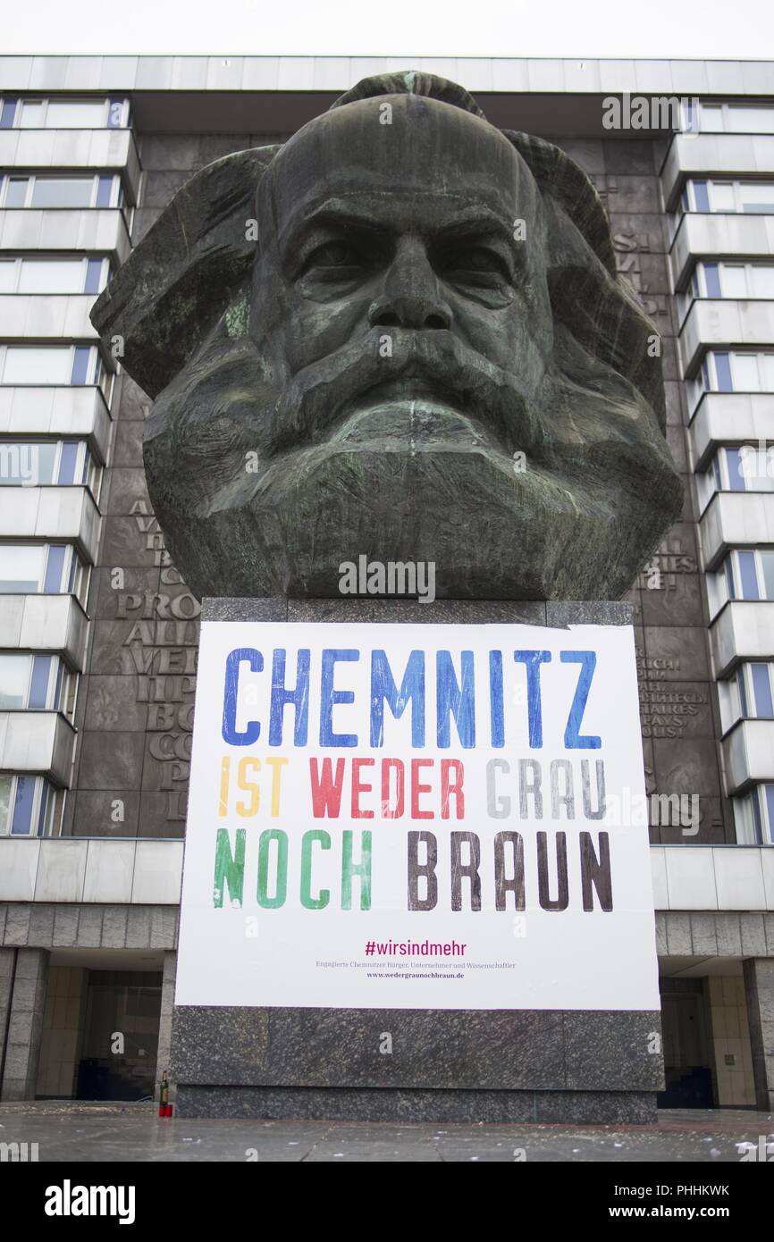 Chemnitz, Saxony, Germany. 1st Sep, 2018. Karl-Marx-Monoument in Chemnitz with a banner ''Chemnitz is neither gray nor brown' Credit: Jannis Grosse/ZUMA Wire/Alamy Live News Stock Photo