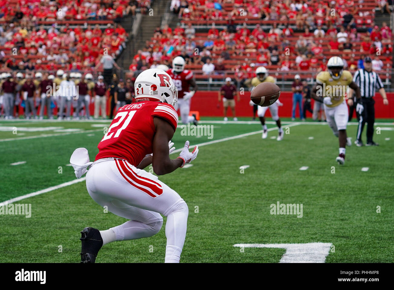 Piscataway, New Jersey, USA. 1st Sep, 2018. Rutgers wide receiver, EDDIE LEWIS (21), catches a pass against Texas State in a game at Highpoint Solutions Stadium in Piscataway, New Jersey, Credit: Joel Plummer/ZUMA Wire/Alamy Live News Stock Photo