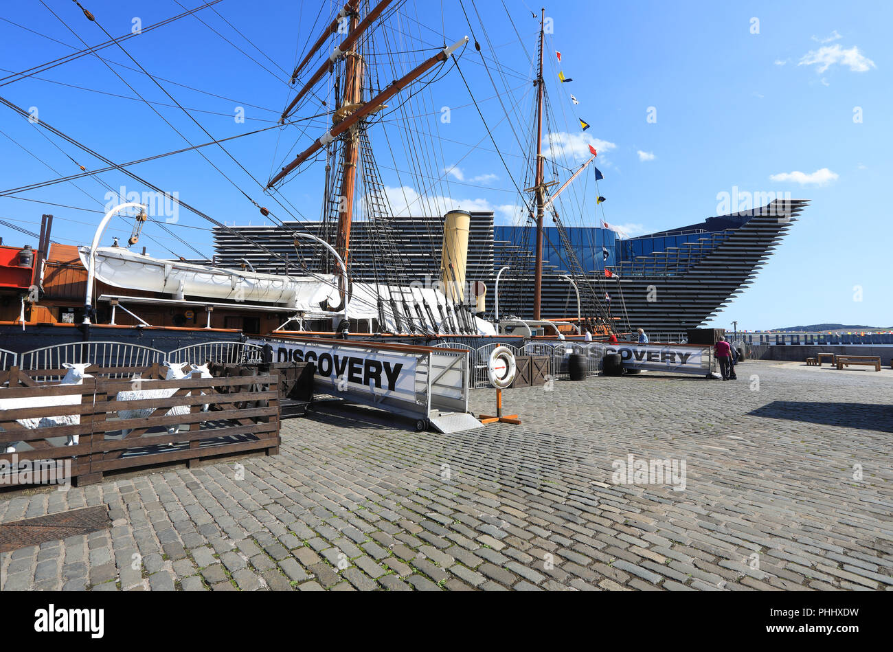 The RRS Discovery ship with Kengo Kuma's new V&A Dundee behind, on the city's waterfront, in Scotland, UK Stock Photo