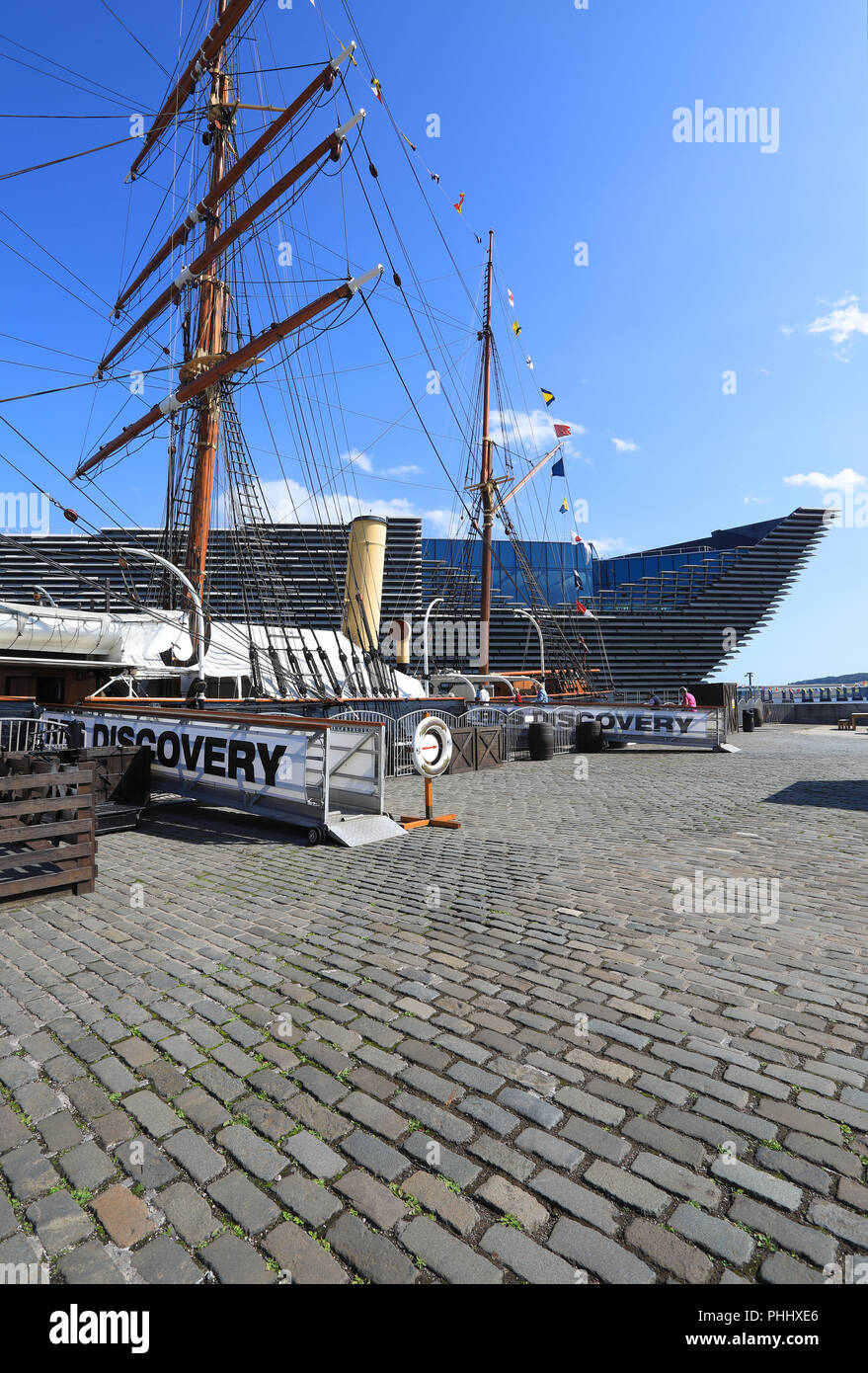 The RRS Discovery ship with Kengo Kuma's new V&A Dundee behind, on the city's waterfront, in Scotland, UK Stock Photo
