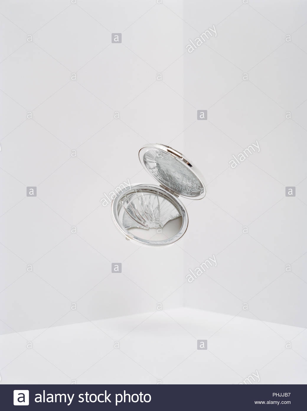 Broken Mirror High Resolution Stock Photography and Images Alamy