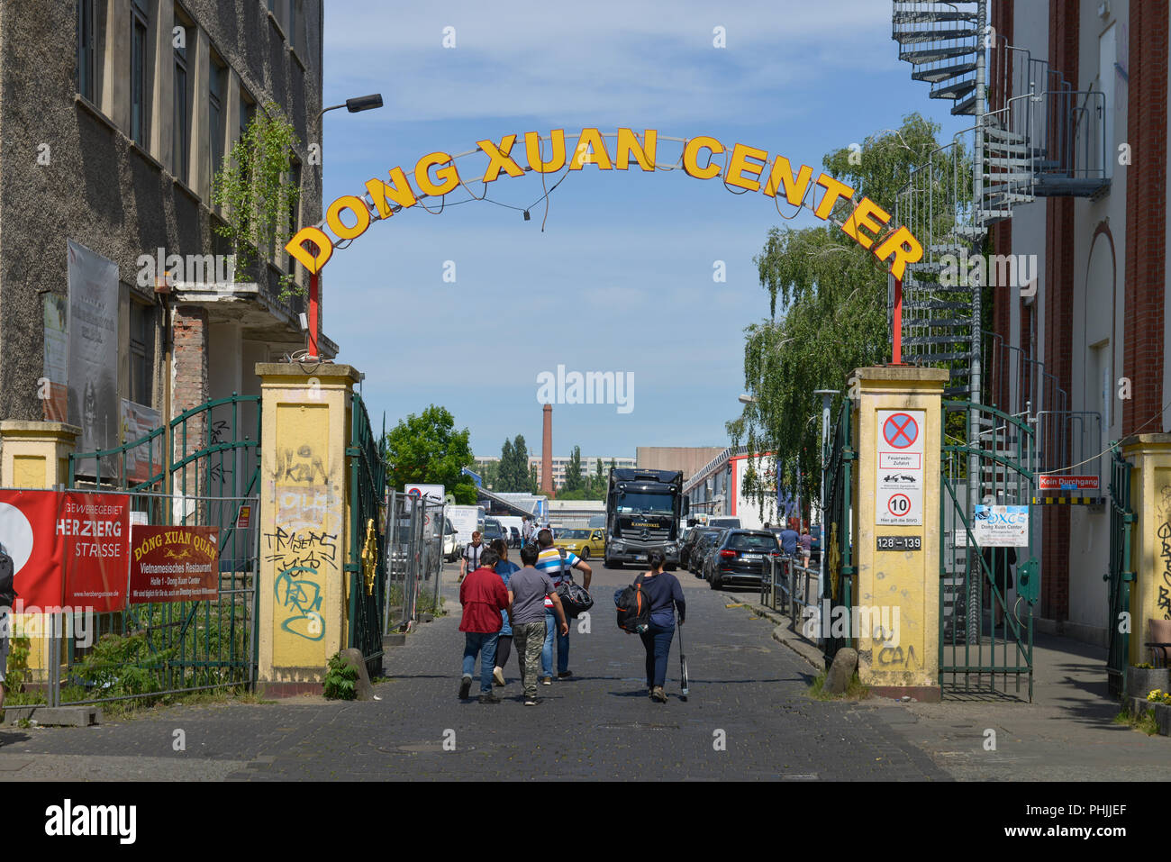 Dong Xuan Center, Herzbergstrasse, Lichtenberg, Berlin, Deutschland Stock Photo - Alamy