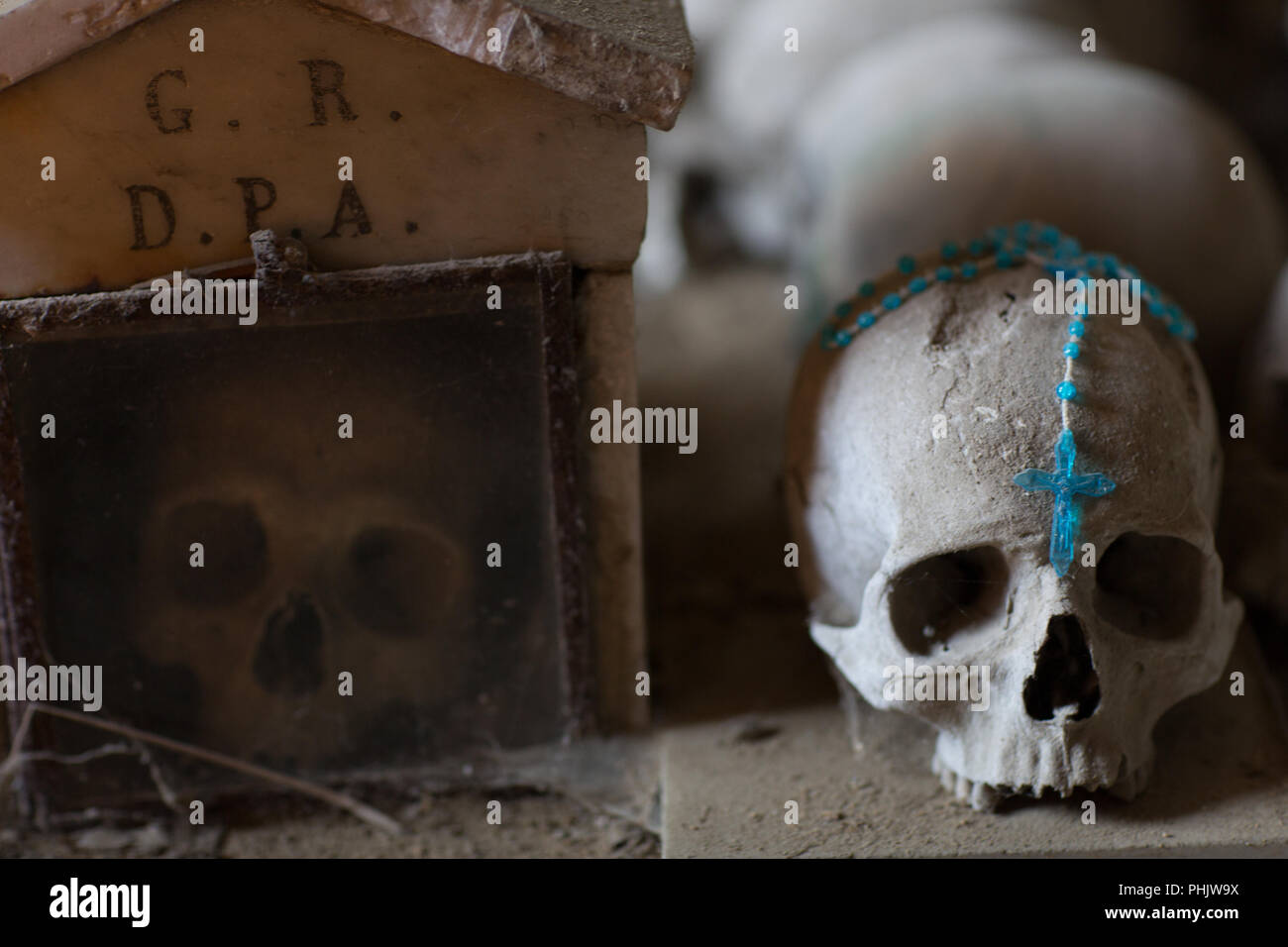 Skull and bones yale hi-res stock photography and images - Alamy