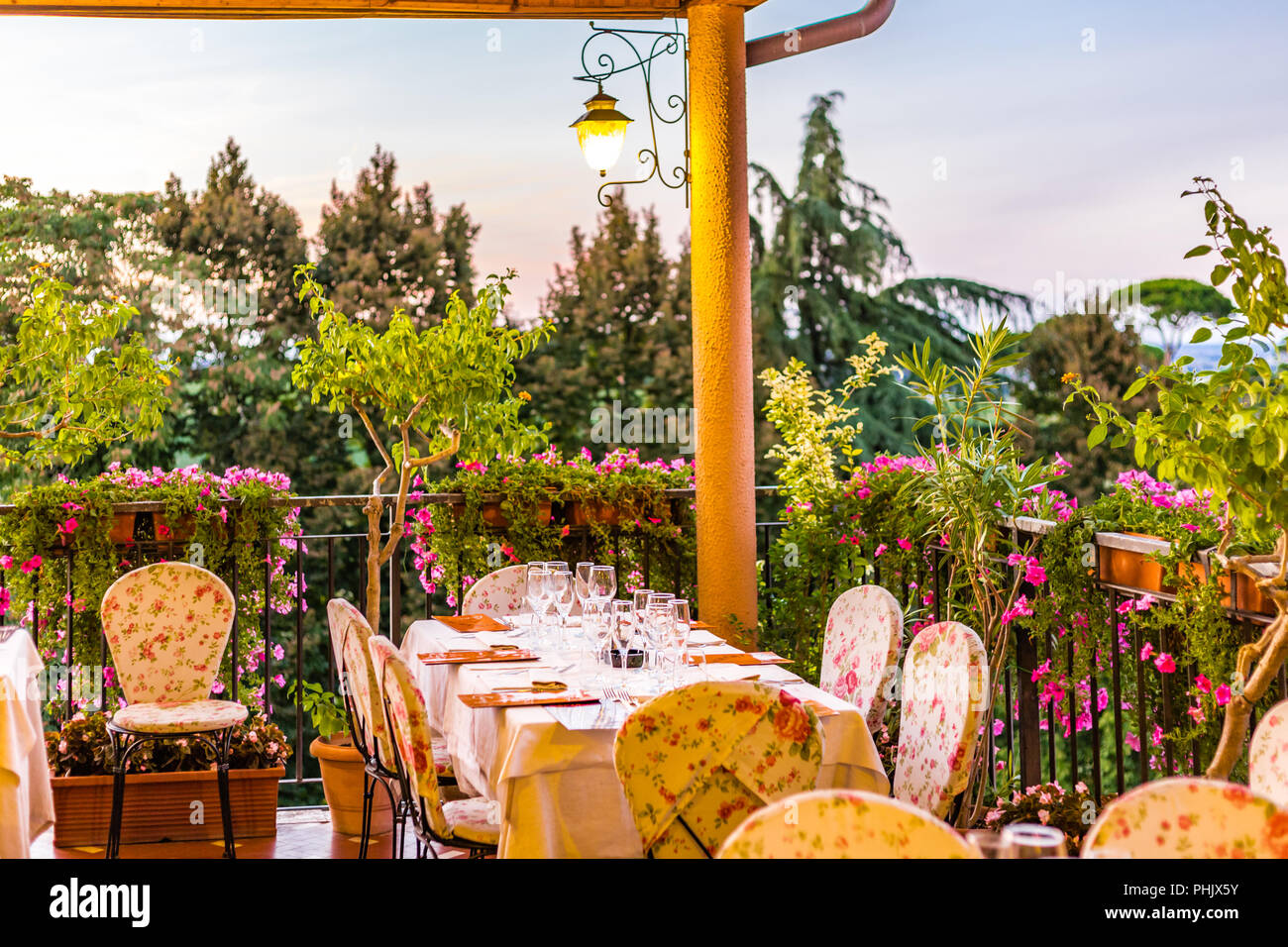 Italian countryside restaurant hi-res stock photography and images - Alamy