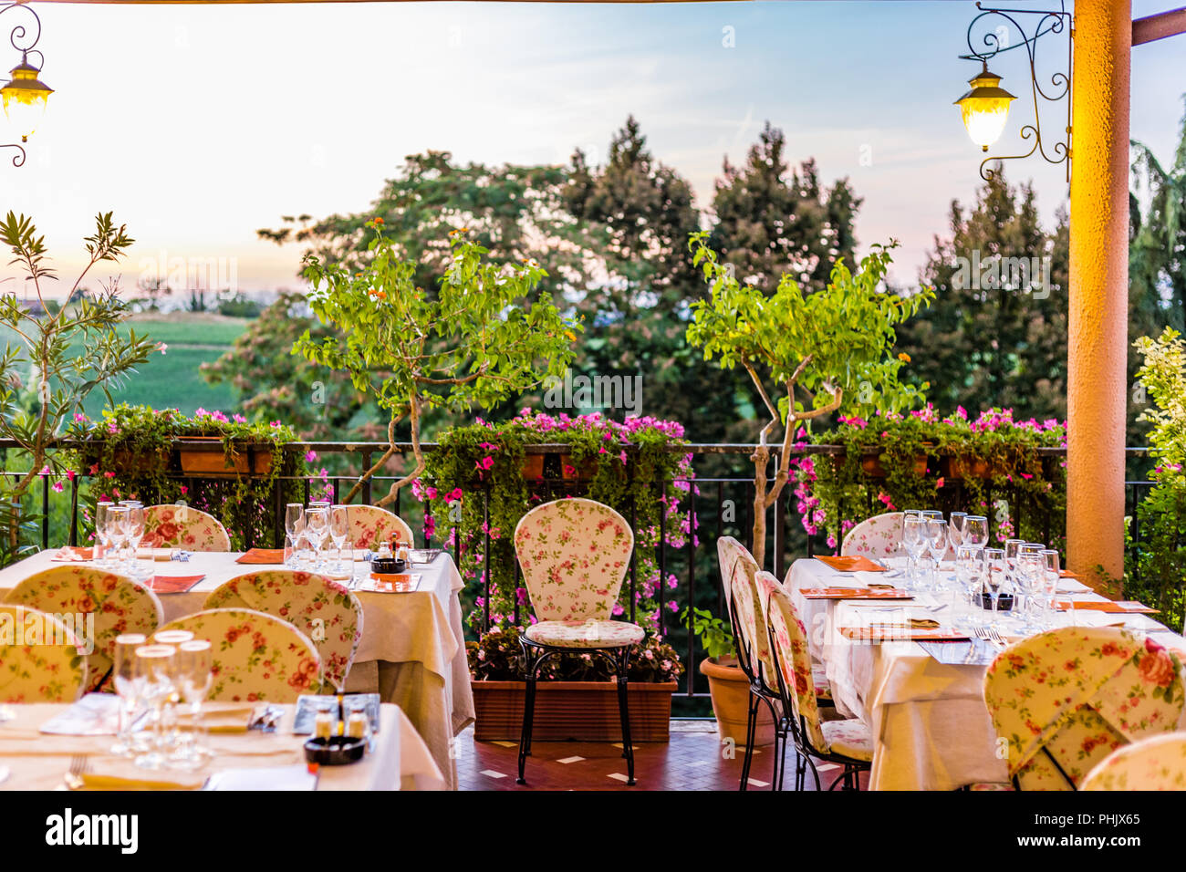 Italian countryside restaurant hi-res stock photography and images - Alamy