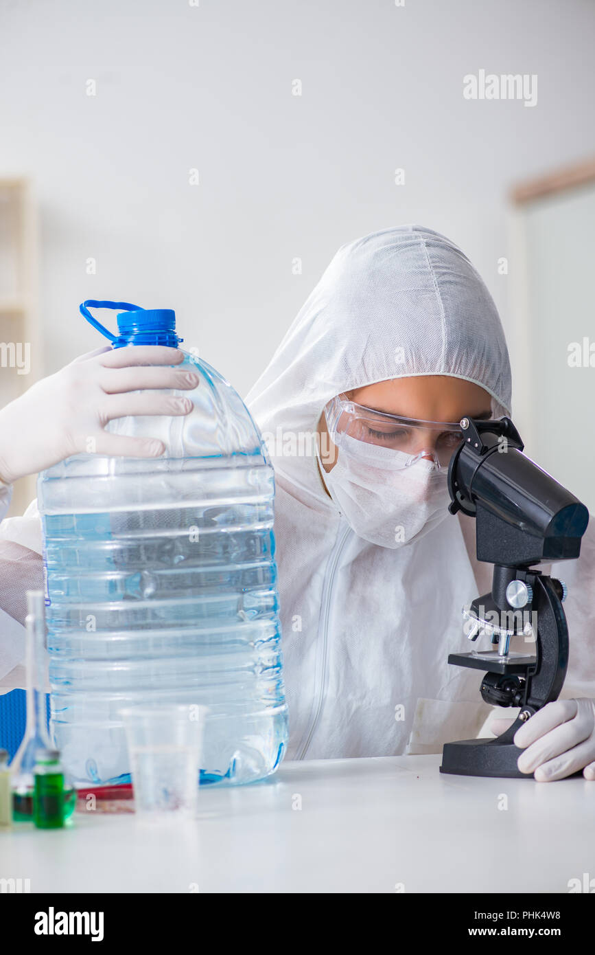 Lab assistant testing water quality Stock Photo - Alamy