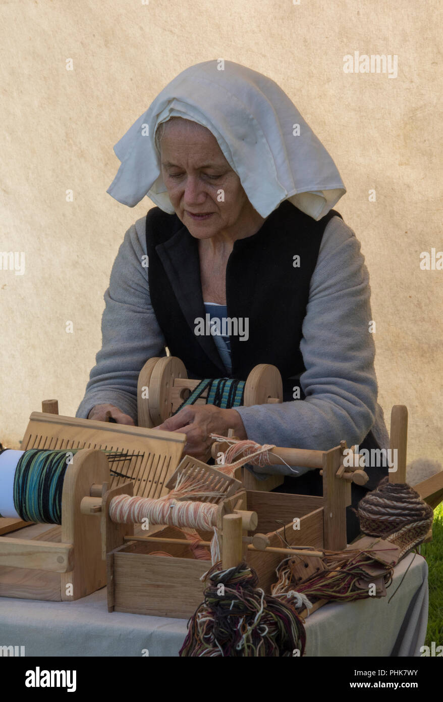 From Wool To Cloth  Using a Historical Weaving Technique! 