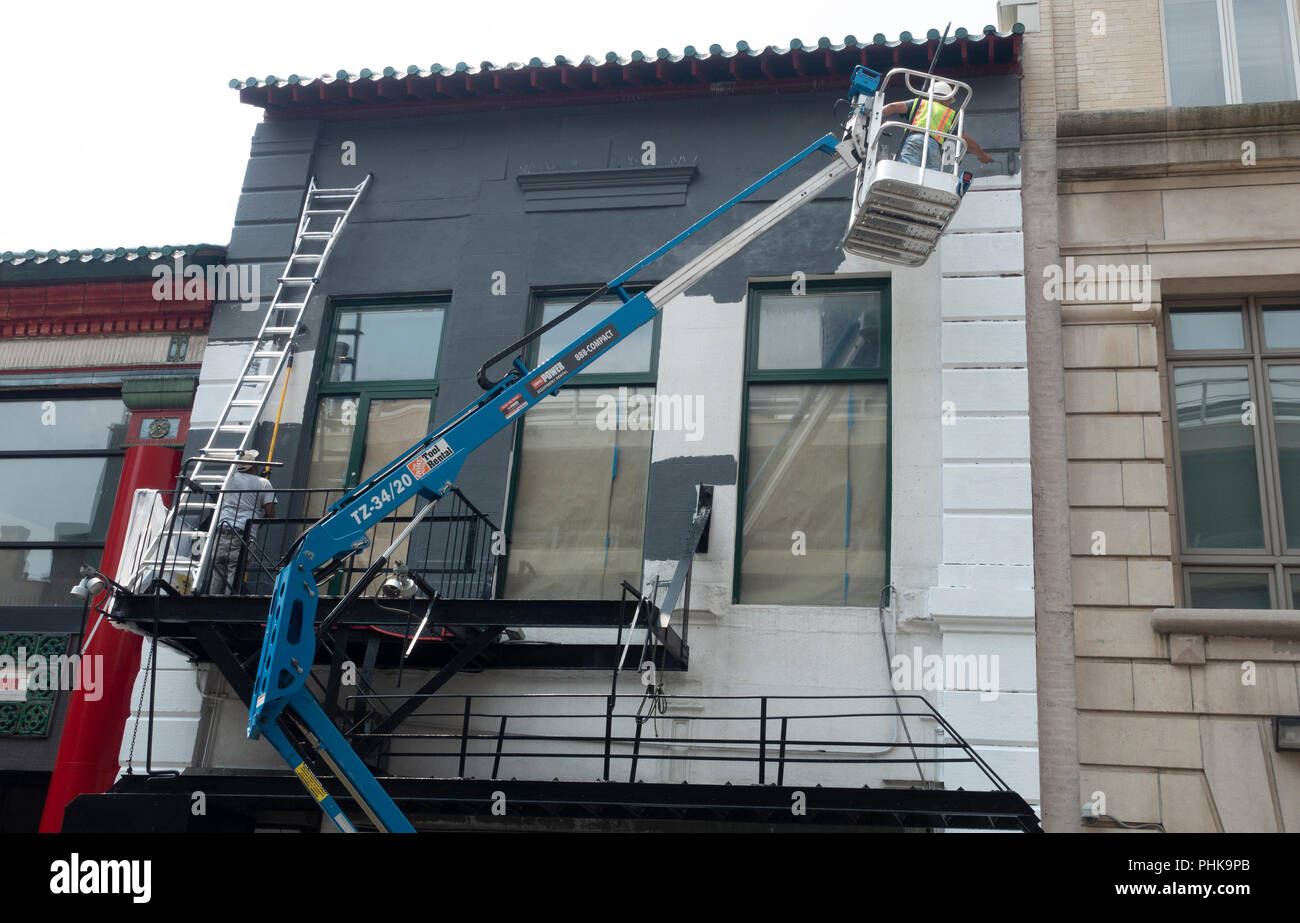 Hydraulic lift cherry picker hi-res stock photography and images - Alamy