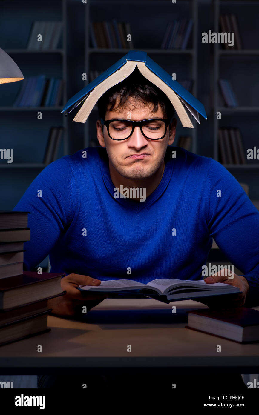 Student working library night hi-res stock photography and images - Alamy