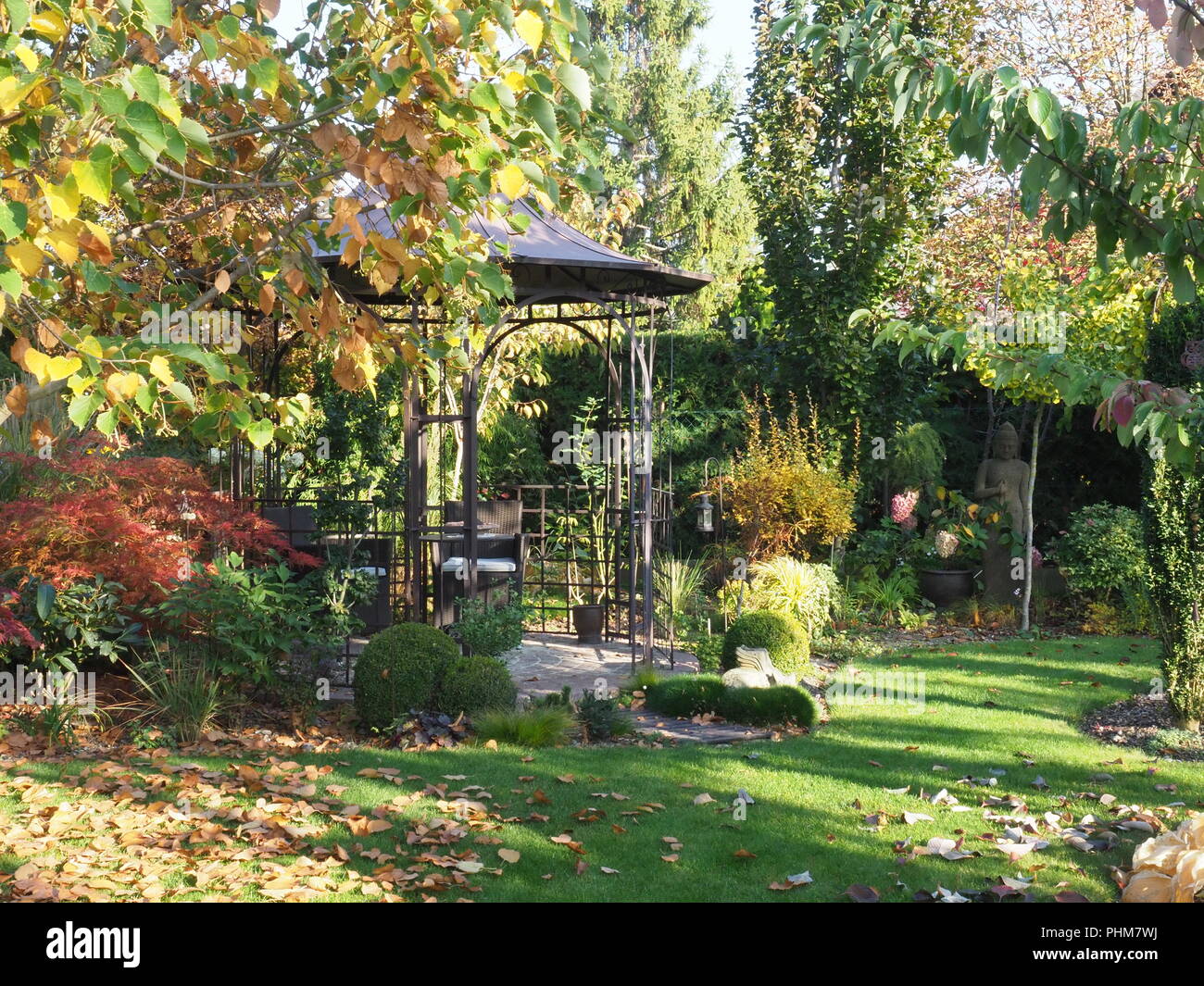 Gazebo in rose garden hi-res stock photography and images - Alamy