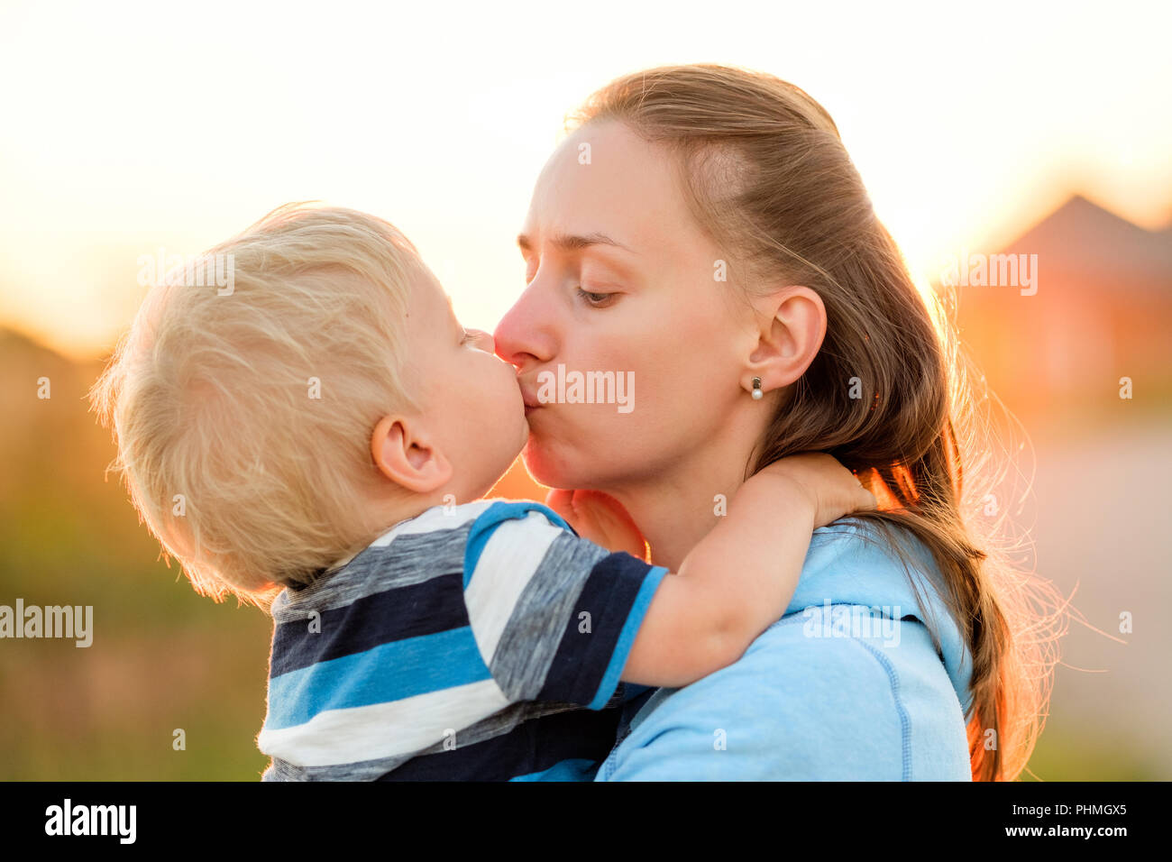 Видео целовать маму. Мама целует сына. Мальчик целует маму. Фото мальчик целует маму. Мальчик целует маму в губы.