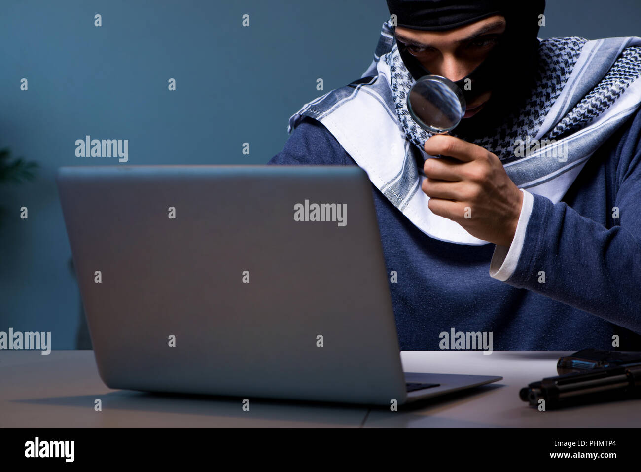 Phishing magnifier hi-res stock photography and images - Alamy