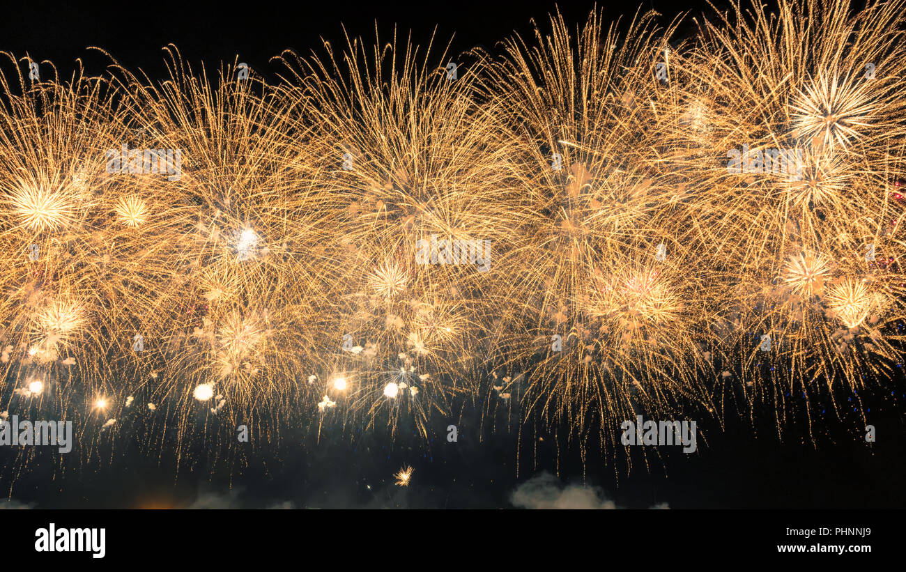 Golden fireworks hi-res stock photography and images - Alamy