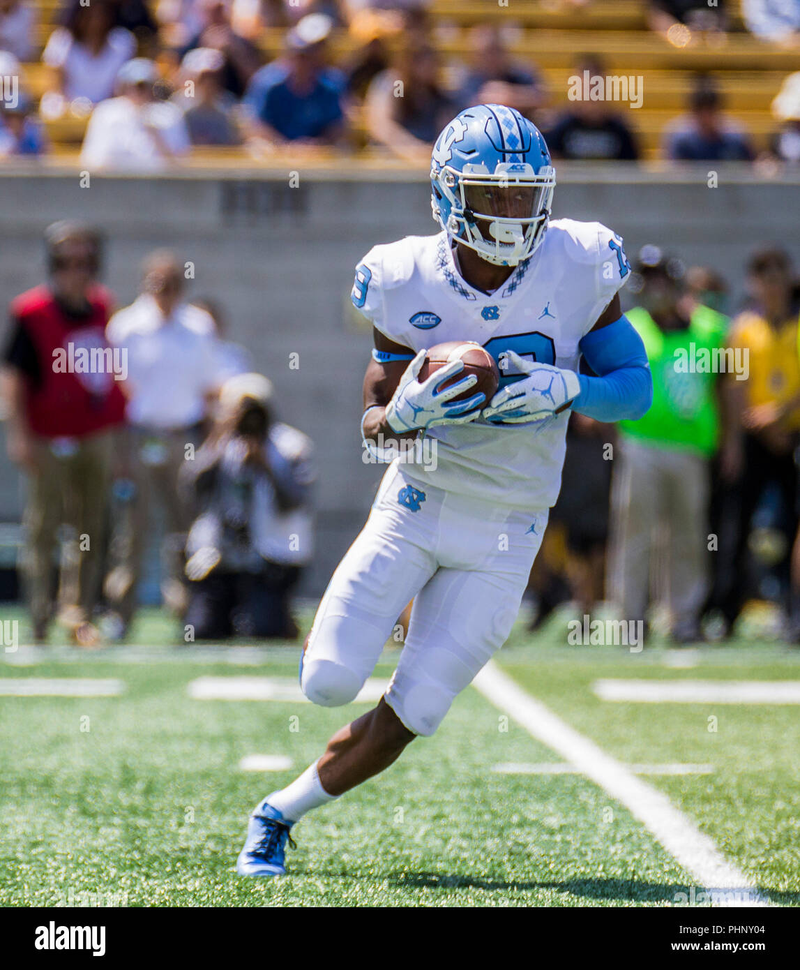 California Memorial Stadium 01st Sep 18 U S A North Carolina Wide Receiver Dazz Newsome 19 Breaks To The Outside For A Short Gain During The Ncaa Football Game Between North Carolina Tar Heels