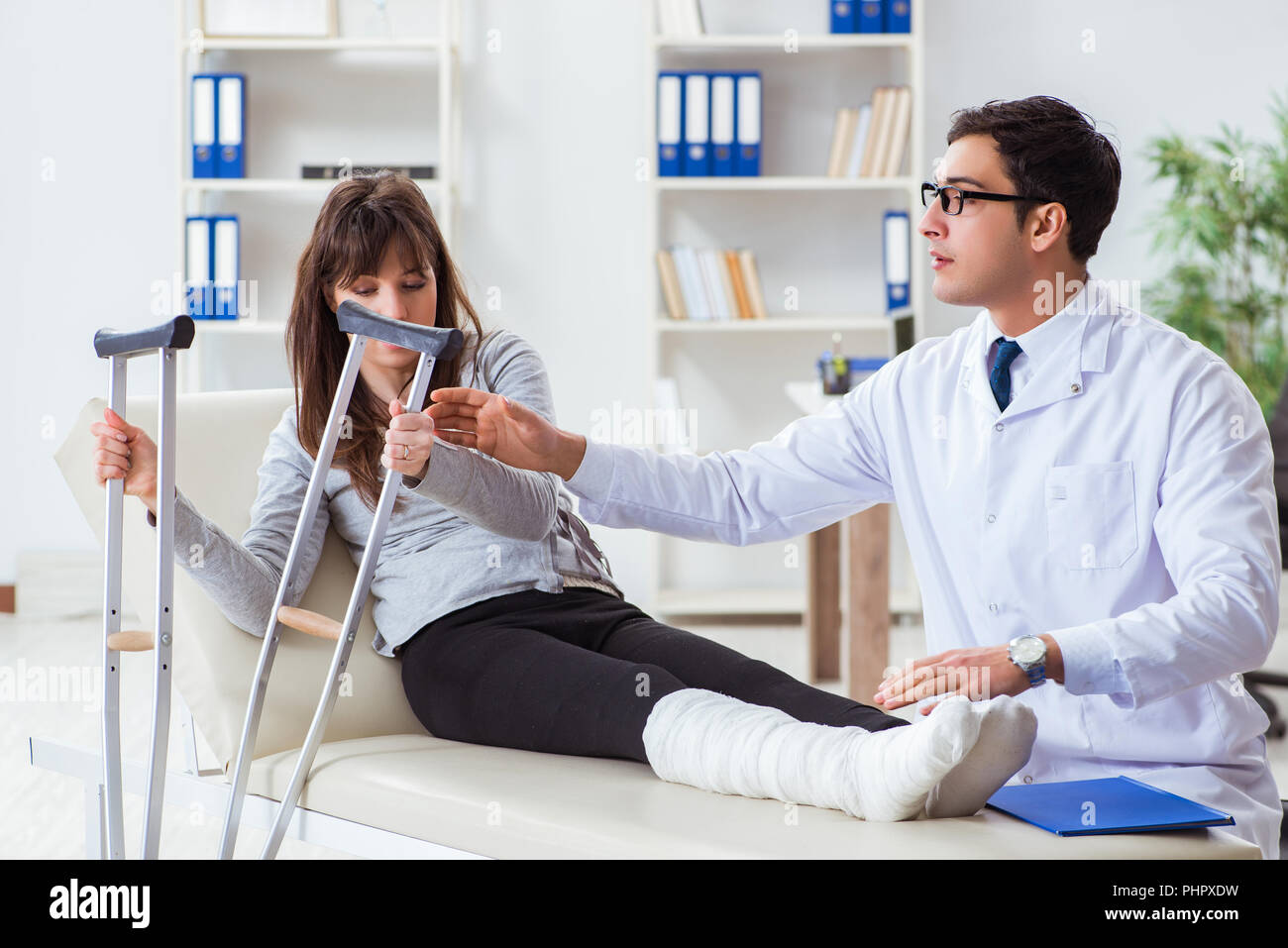 Doctor examining patient with broken leg Stock Photo Alamy