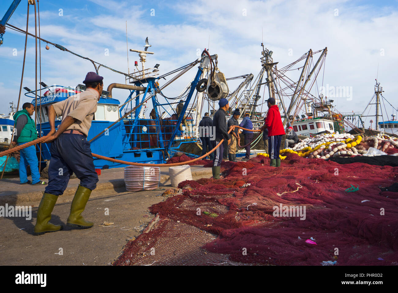 Hafenarbeiter im Fischereihafen Essaouira, Marokko Stock Photo