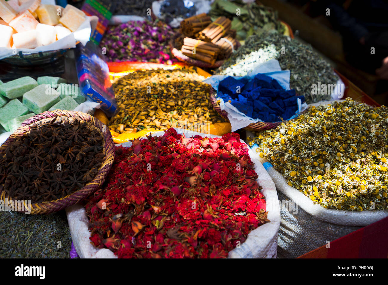In den Souks von Marrakesch ist das Angebot farbig und abwechlungsreich. Stock Photo