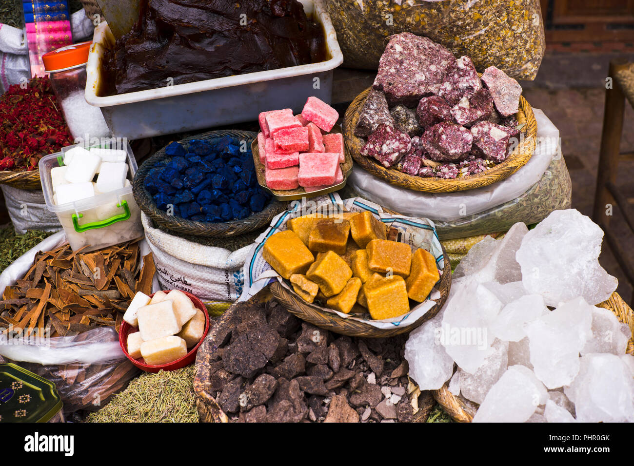 In den Souks von Marrakesch ist das Angebot farbig und abwechlungsreich. Stock Photo