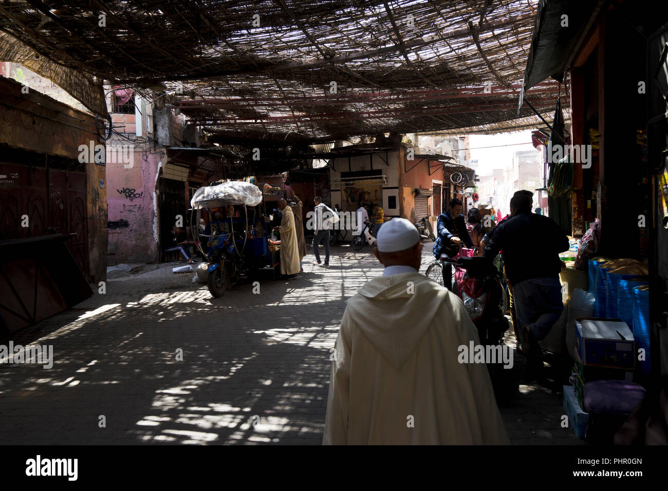 In den schattigen Souks von Marrakesch spielt sich das alltägliche Leben ab Stock Photo