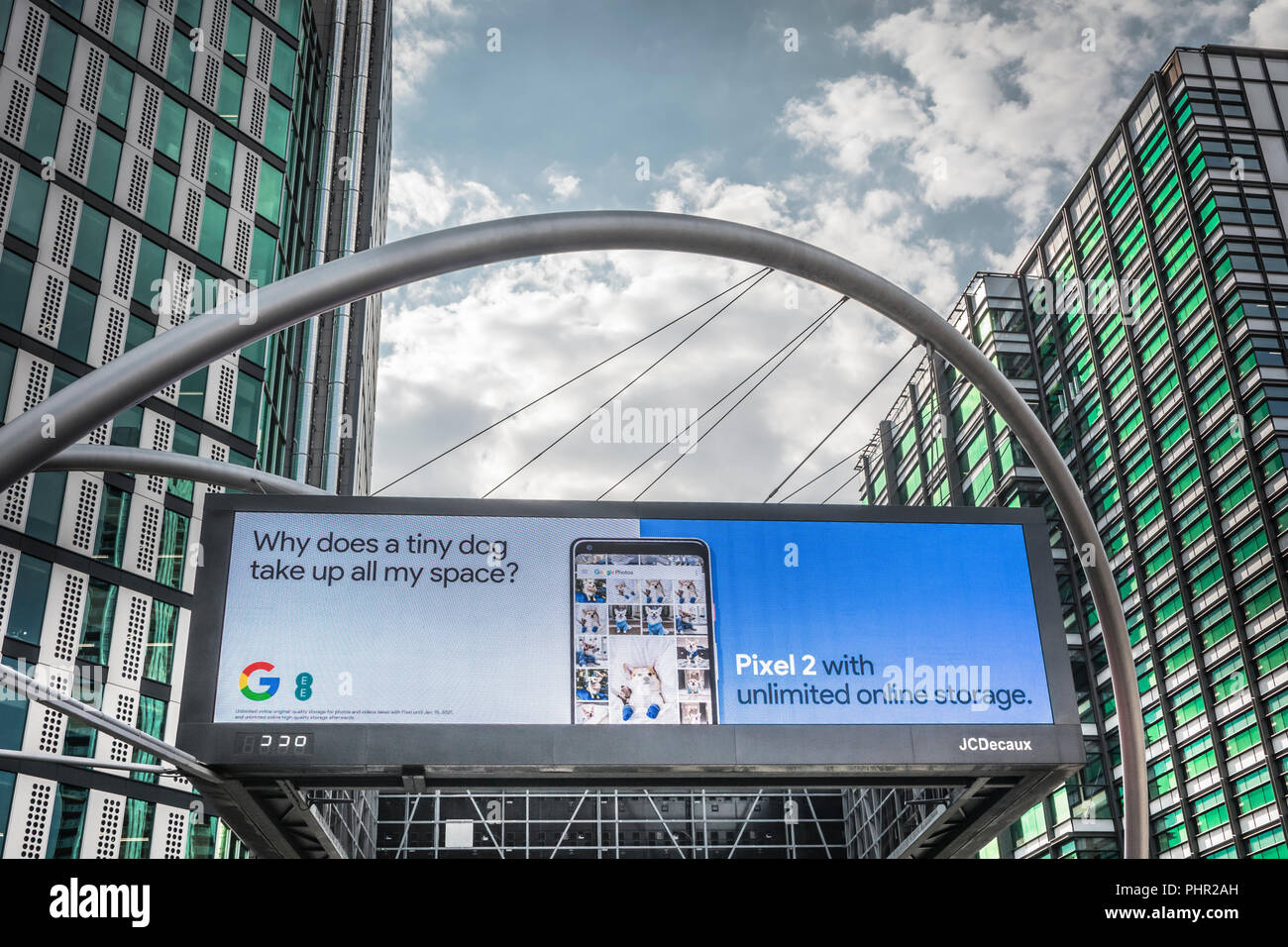 Jcdecaux digital billboard london hires stock photography and images