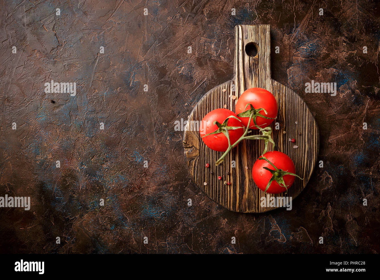 Cutting board with cherry tomatoes Stock Photo - Alamy