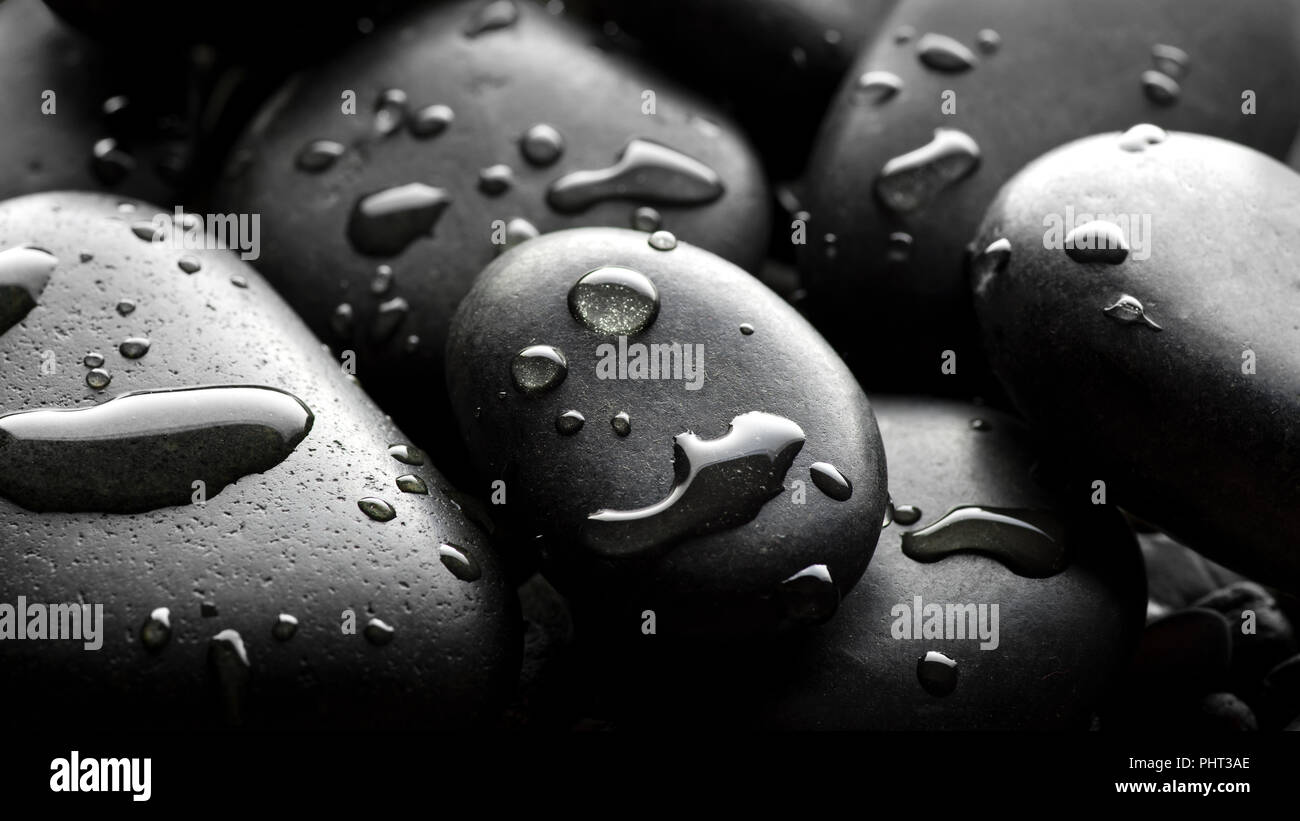 Wet black pebbles hi-res stock photography and images - Alamy