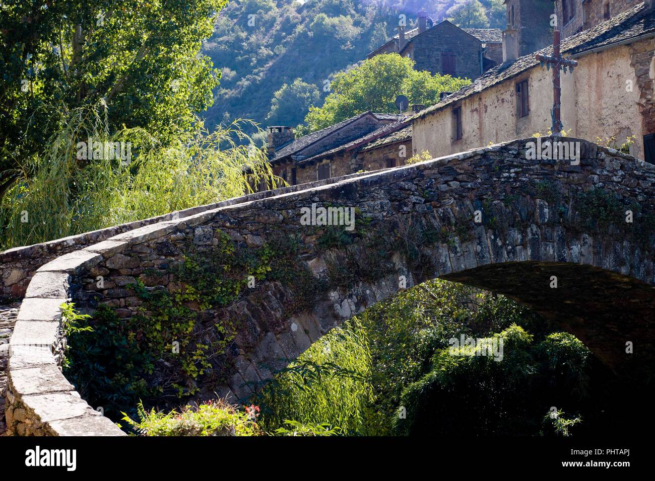 Gothic bridge over the river Alrance at Brousse-le-Château, Aveyron, Occitanie, France, Europe Stock Photo