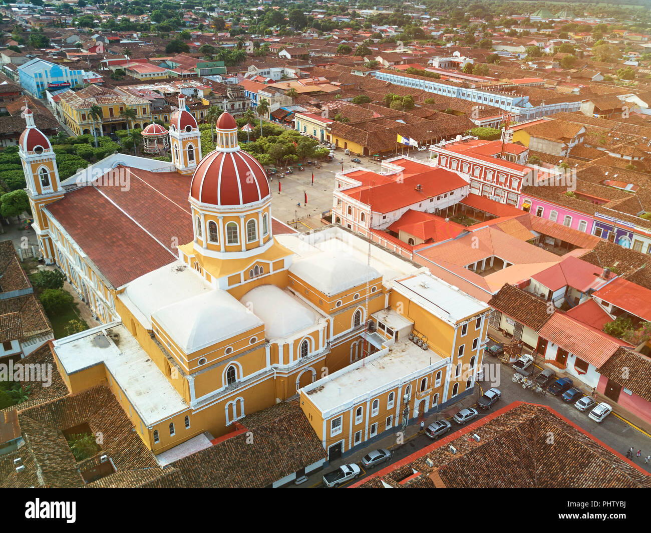 Granada, Nicaragua vs Viejo Santo Domingo, República Dominicana Roofs-in-granada-town-aerial-drone-view-nicaragua-tourist-concept-PHTYBJ