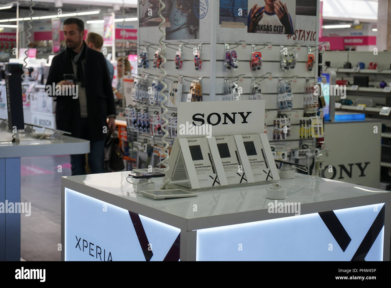 plakboek metro informeel MOSCOW, RUSSIA - APRIL 6, 2018: Buyer at SONY showcase in MediaMarkt store  in Yerevan Plaza shopping mall. The Safmar group agreed to purchase a netwo  Stock Photo - Alamy