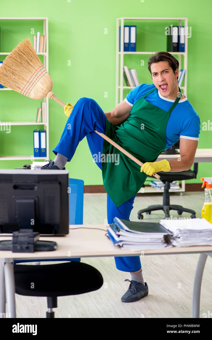 клининг инструменты. друзья уборщик. сериал клиника охранник. уборщик в больнице. уборка квартир.