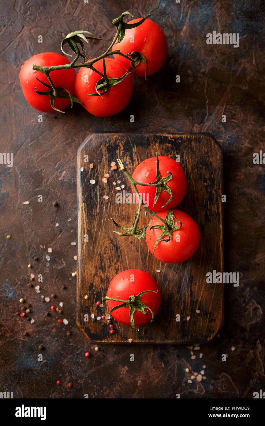 Cutting board with cherry tomatoes Stock Photo - Alamy