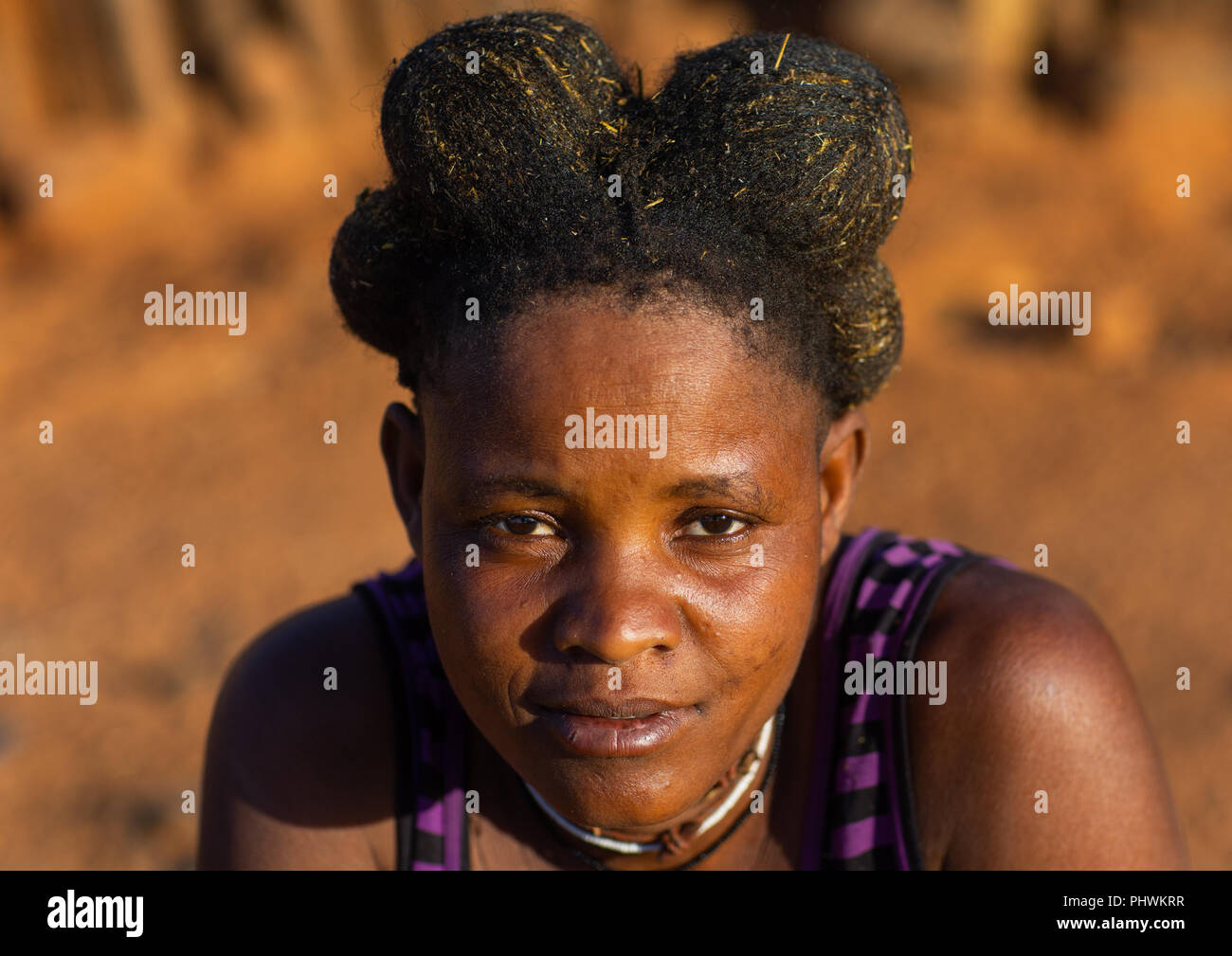 Nguendelengo tribe woman with the traditional bun hairstyle, Namibe  Province, Capangombe, Angola Stock Photo - Alamy